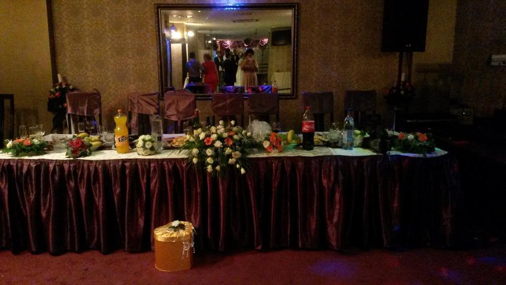 Hotel Condor Drobeta Turnu Severin Buitenkant foto