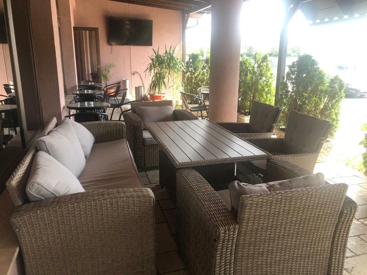 Hotel Condor Drobeta Turnu Severin Buitenkant foto