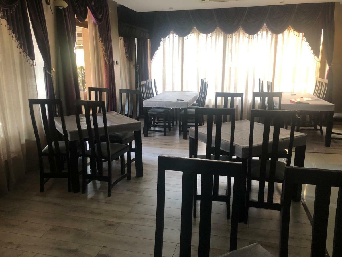 Hotel Condor Drobeta Turnu Severin Buitenkant foto